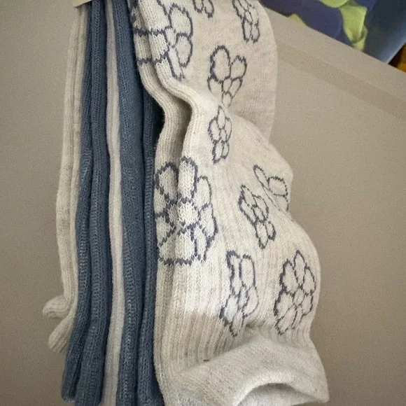 Lucky Brand Women’s Casual Crew Socks - White and Blue - Picture 2 of 2